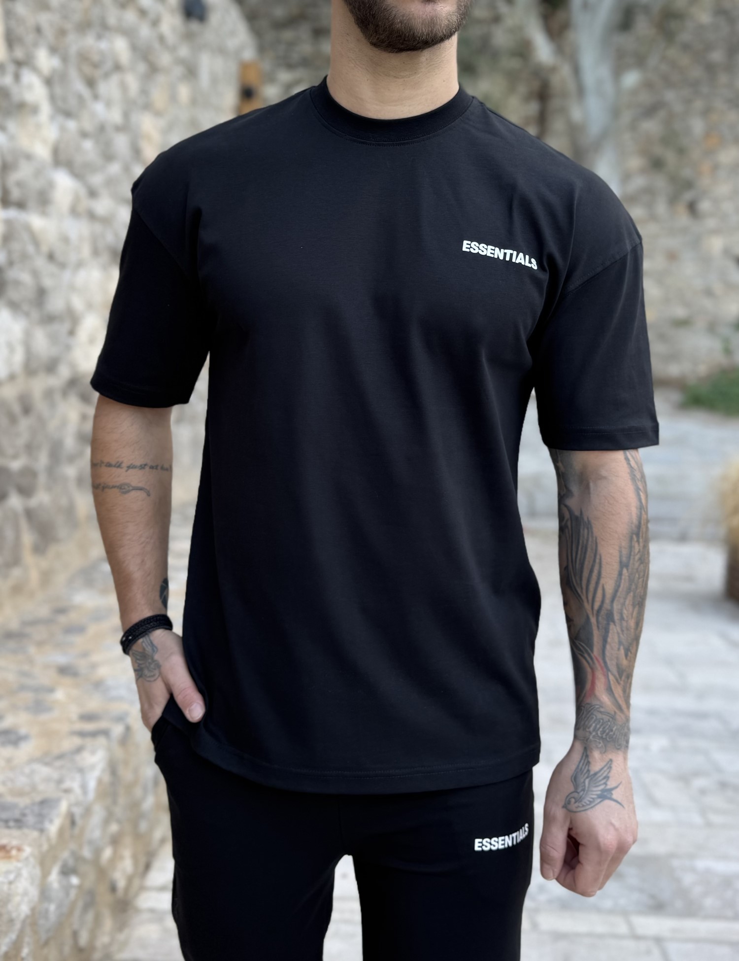 Ανδρική μαύρη oversized κοντομάνικη μπλούζα με λογότυπο στην πλάτη ES008M